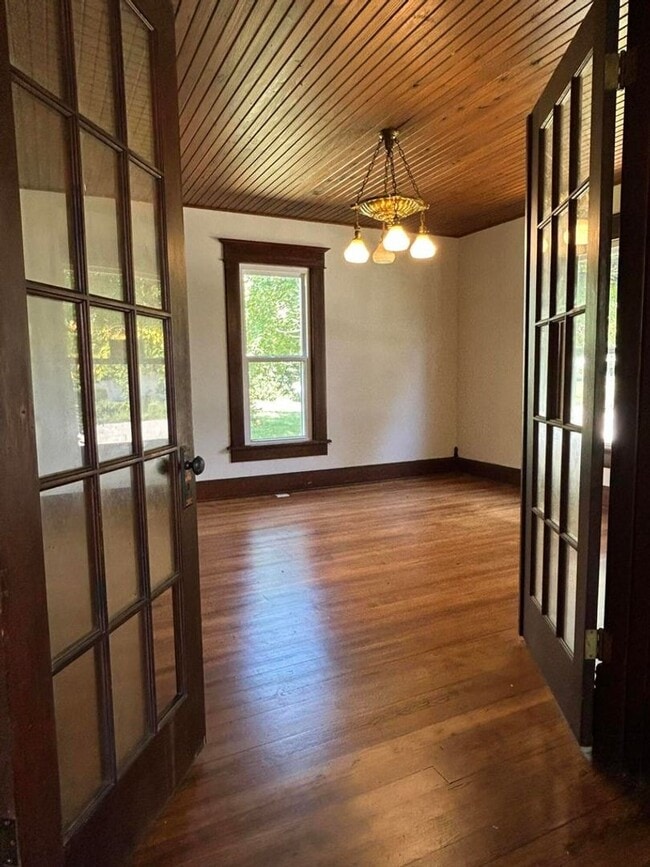 Building Photo - Large Victorian home in Aurora