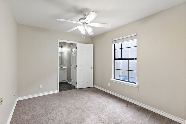 Building Photo - Walk to campus! Walk downtown! Fenced yard! Flat Rate Utilities!