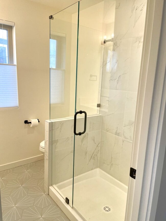 Building Photo - Beautiful townhouse with 2 en-suite bedroo...