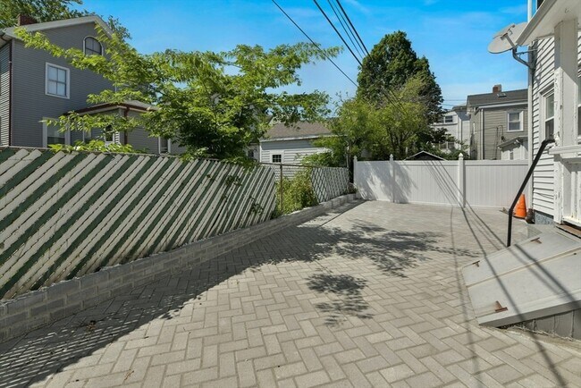 Building Photo - 166 Sydney St