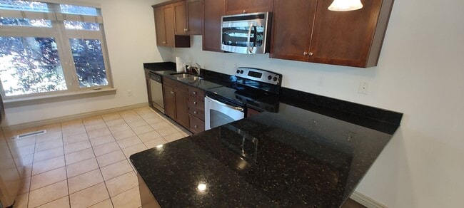 Building Photo - Beautiful Salt Lake Townhome!!!