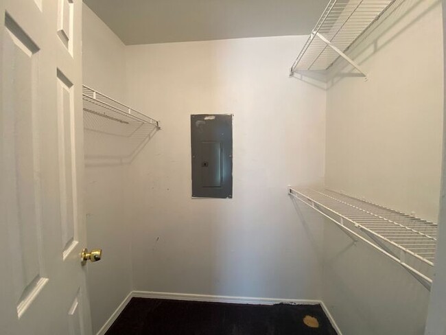 Building Photo - Now Available - 2 Bed 2 Bath House in Brit...