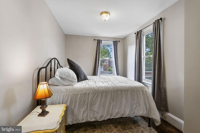 Building Photo - 145 D St SE