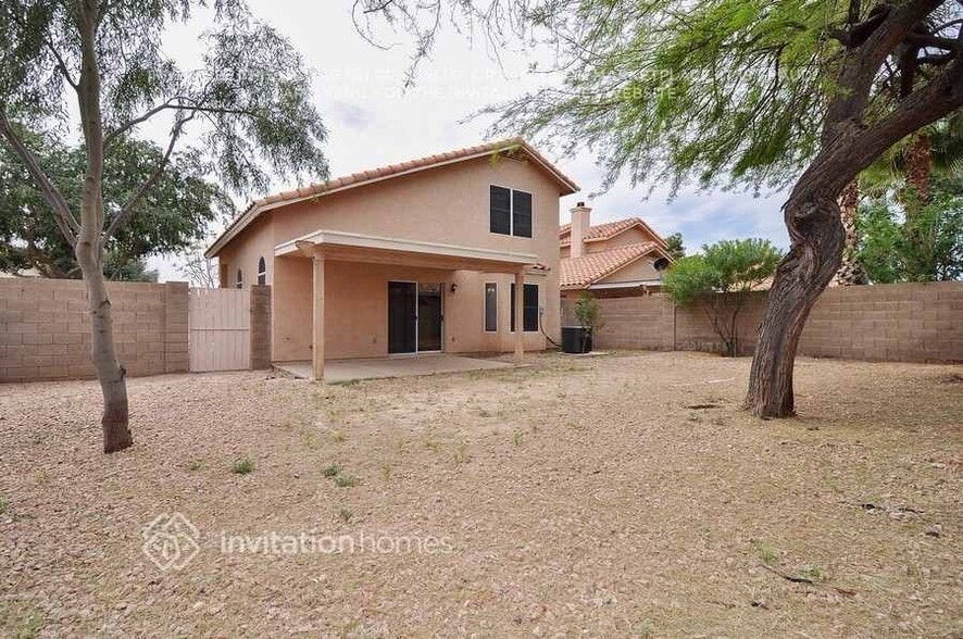 Building Photo - 8030 W Paradise Dr