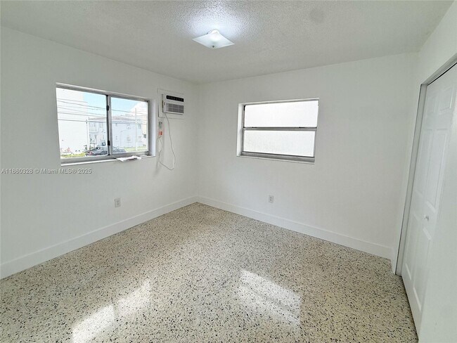 Building Photo - 635 SW 7th Ct