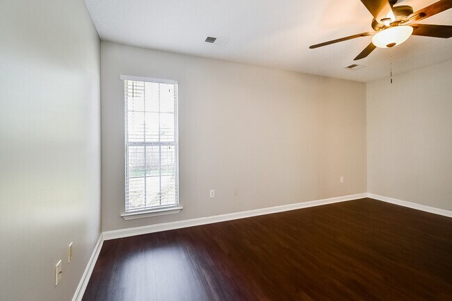 Building Photo - 5620 Kaitlyn Dr W