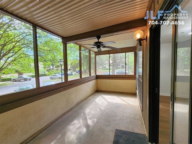 Building Photo - Great 2 bed/2 bath Condo in Convenient Charlotte Area!