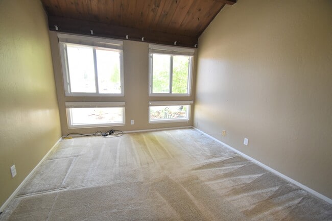 Building Photo - 827 Kingfisher Ter