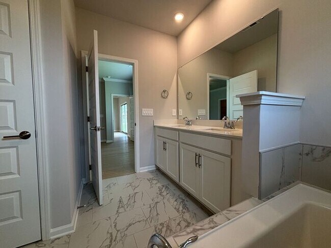 Building Photo - Look and lease in Athens