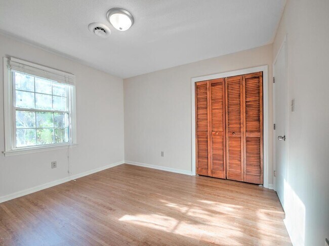 Building Photo - 114 Pine Crest Dr