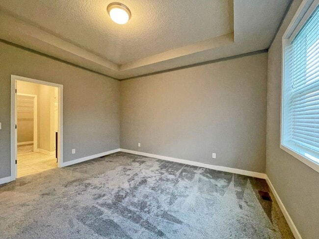Building Photo - Sparkling, SPACIOUS Like-New Home with 3 B...