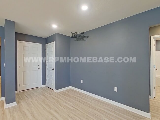 Building Photo - Spacious 5-Bed/3-Bath in Silver Lake Village | Pet Friendly!