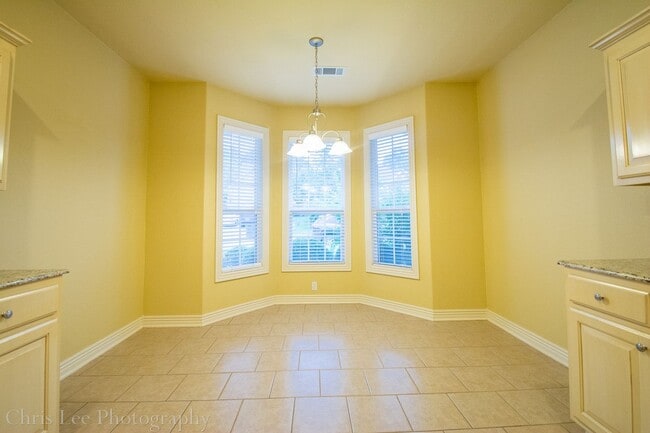 Building Photo - Beautiful & spacious 4 Bedroom condo w/fen...