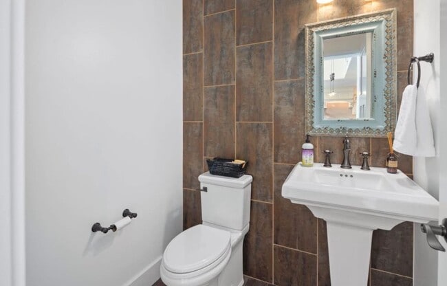 Building Photo - Stunning luxury rental!