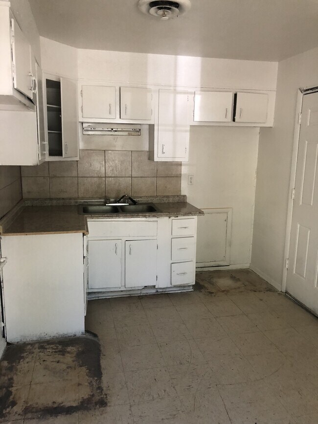 Building Photo - 1816 N St Louis Ave