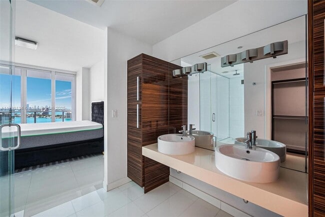 Building Photo - 2020 N Bayshore Dr