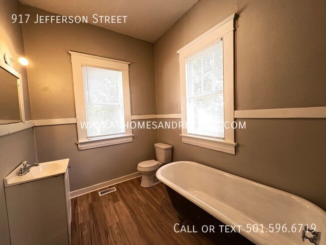 Building Photo - 917 Jefferson St