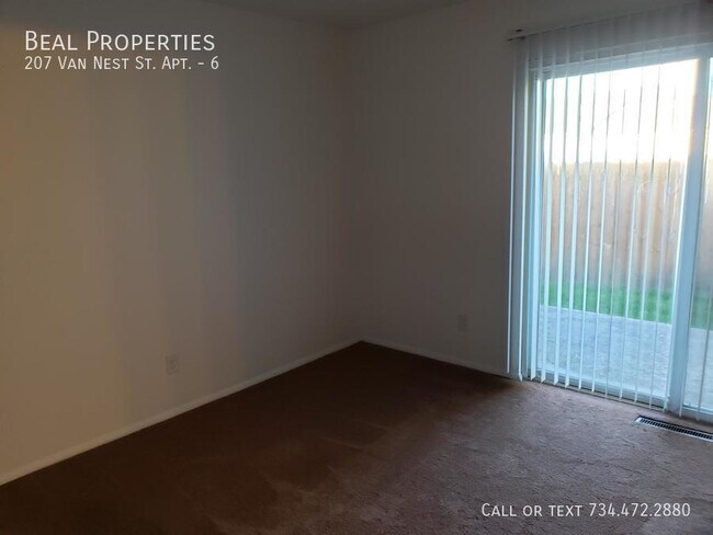 Building Photo - 207 Van Nest St