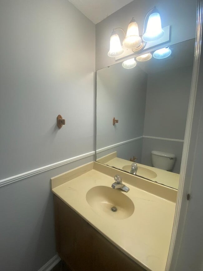 Building Photo - 409 Garden Dr