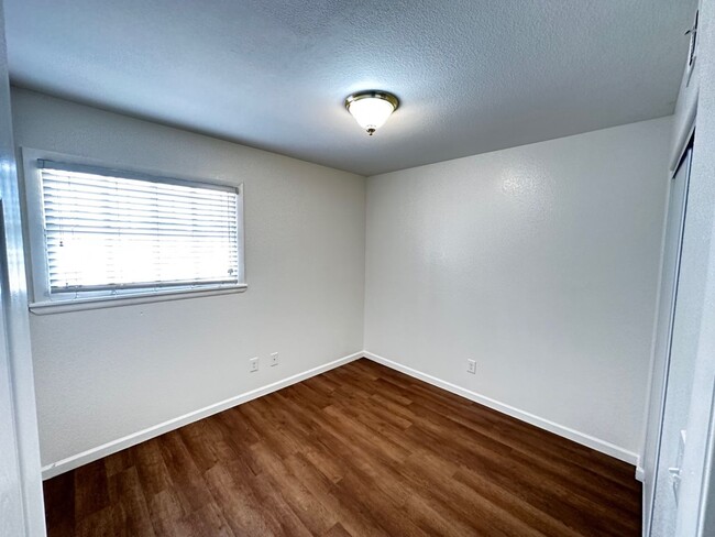 Building Photo - Great 2 Bedroom Townhouse Near UNLV!