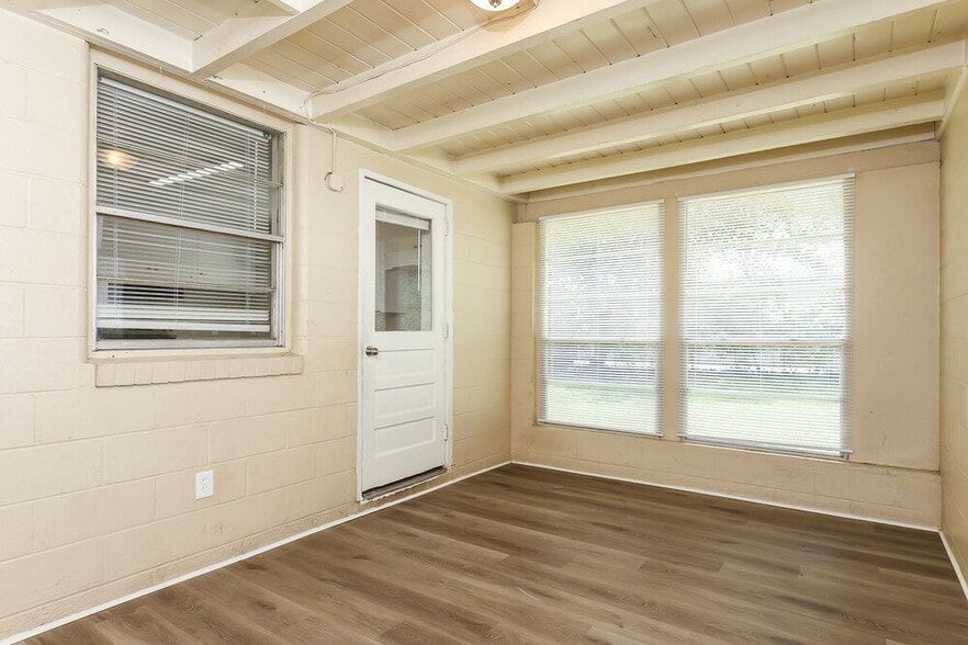 Building Photo - 5220 Seaspray Ave
