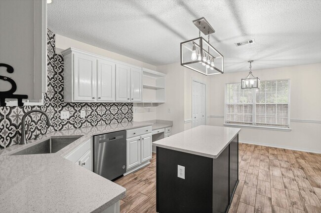 Building Photo - Four Bedroom in West Mobile