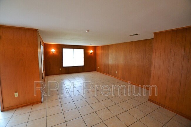 Building Photo - 8255 Queenswood Ct