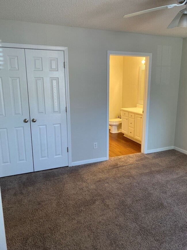 Building Photo - H5010-2