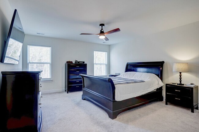 Building Photo - 3 Bedroom Townhouse in Harrisburg with Garage