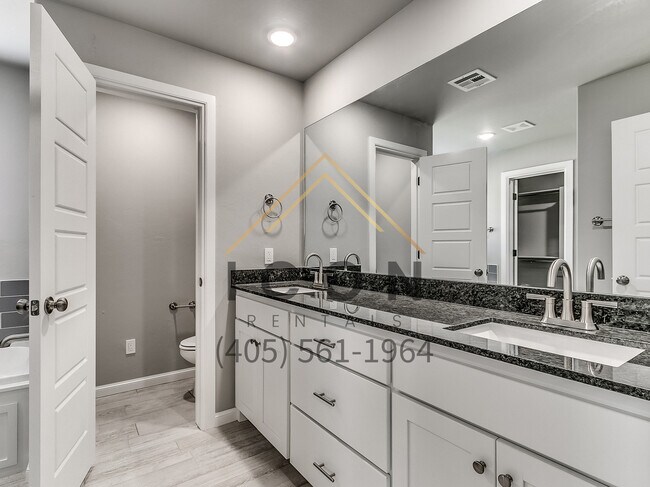 Building Photo - 4512 Oasis Ln