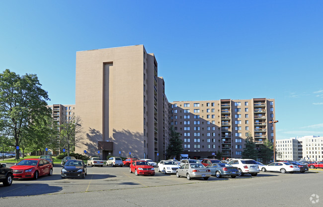 Lincoln Towers Apartments - Oak Park, MI | Apartment Finder