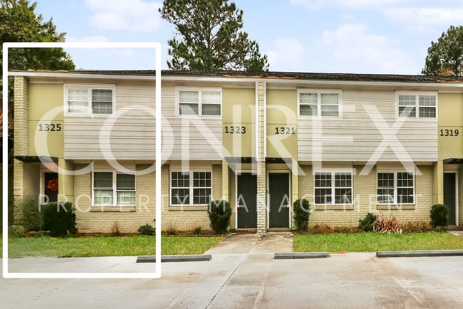 Primary Photo - Gorgeous Mount Pleasant Townhome