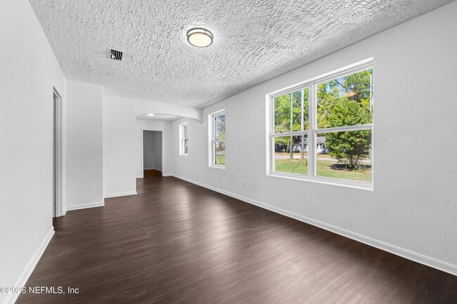 Building Photo - 1470 Windle St