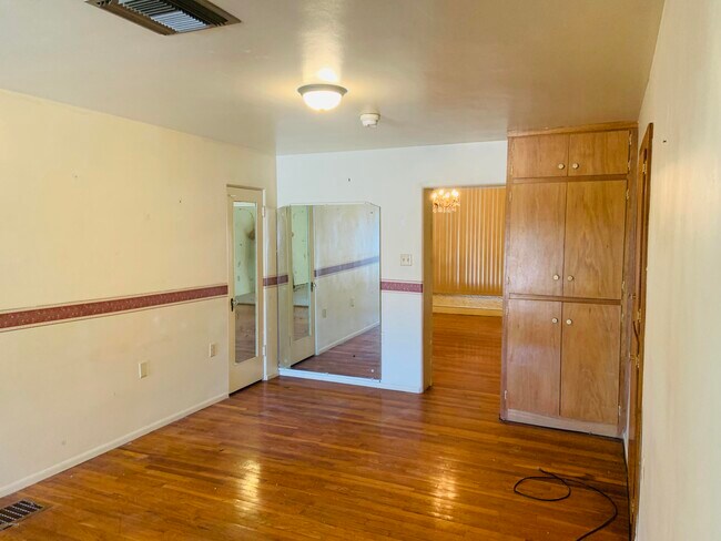 Building Photo - 724 E Butte Ave
