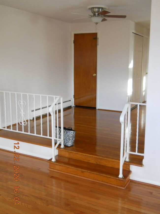 Building Photo - 3BR 1.5 bath twin in LANSDALE!