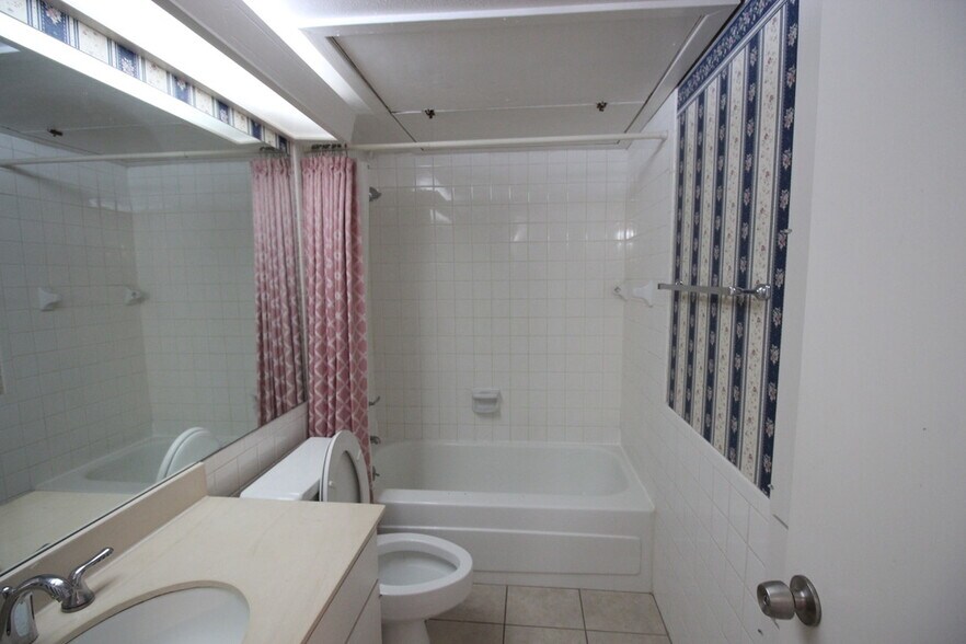 Building Photo - 8401 N New Braunfels Ave