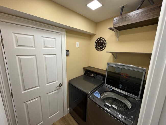 Building Photo - LUXURY!!!!!!