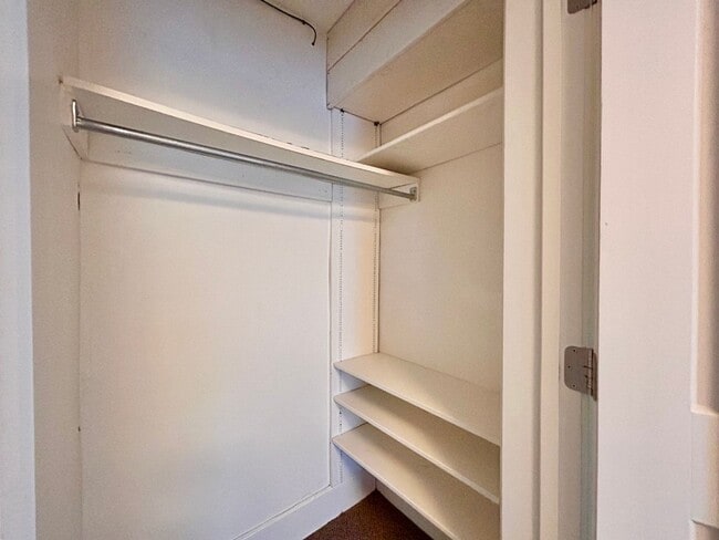 Building Photo - Cresent NE Apartments