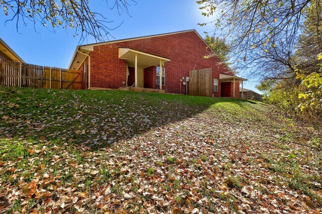 Building Photo - Duplex in Yukon, Available Now!