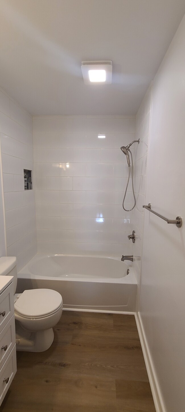 Building Photo - 207 Bland St