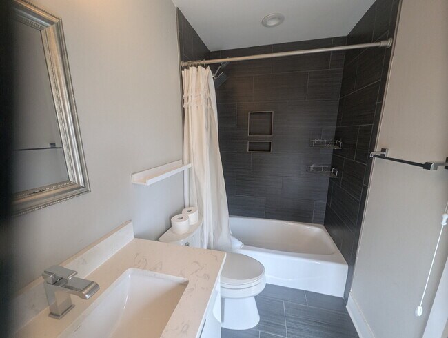 Building Photo - 3 BD / 3 BA Newer Row Home for Lease in Ha...