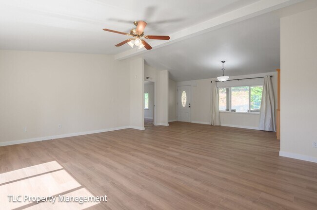 Building Photo - 3bd/2bath Home with a view!!