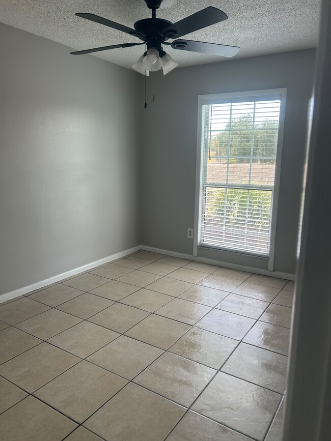 Building Photo - 5132 Tennis Ct Cir