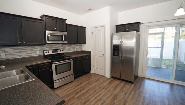 Building Photo - Two Bedroom Two and half Bathrooms Townhome!