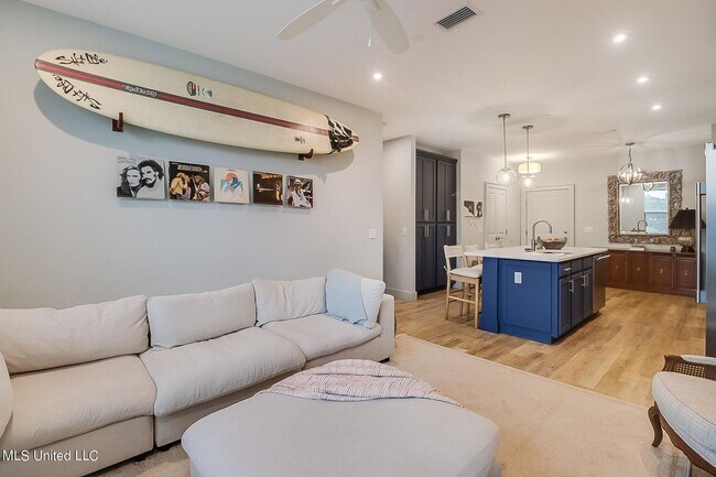 Building Photo - 2 Bed 2 Bath Condo - Open Concept at the I...