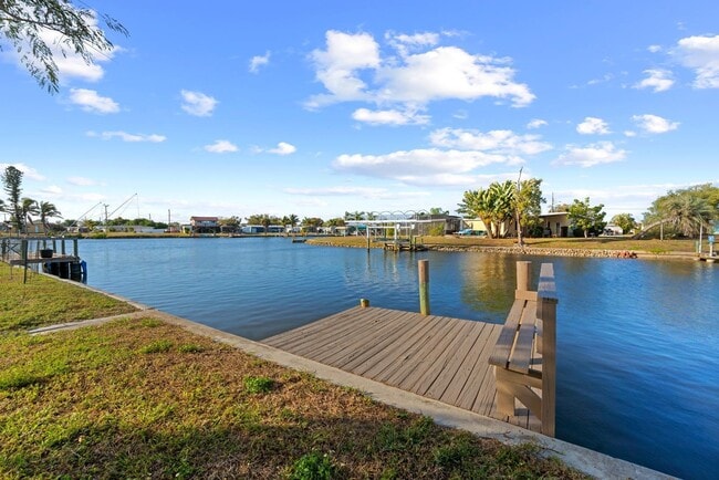 Building Photo - 585 Lindley Terrace