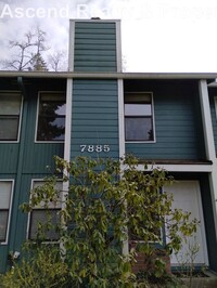 Building Photo - 2 Bed Townhome Style Condo With Deck, Sing...