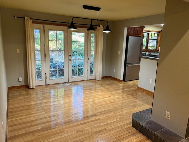 Building Photo - CUSTOM 3BD 2.5BA HARDWOOD FLOORS THROUGHOUT