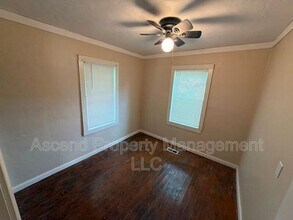 Building Photo - 557 N Willow St