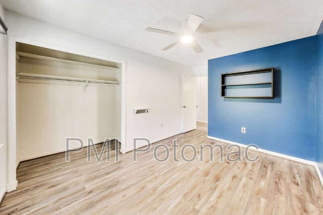 Building Photo - 1718 Crestview Dr